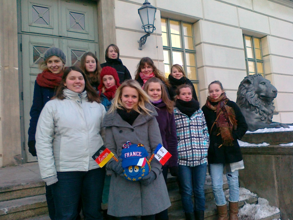 Vor dem Löwen-Gebäude der Uni mit Maskottchen "GRENOU" bei -12°!