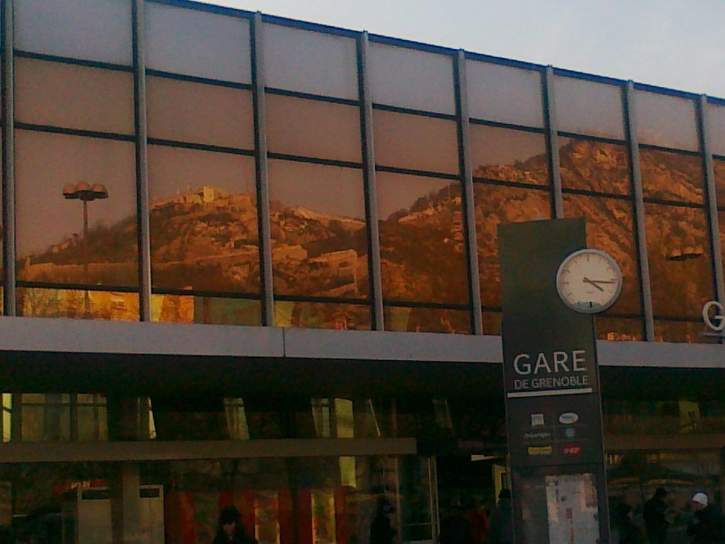 Deux images en une seule: La Bastille et la gare de Grenoble/ février 2012